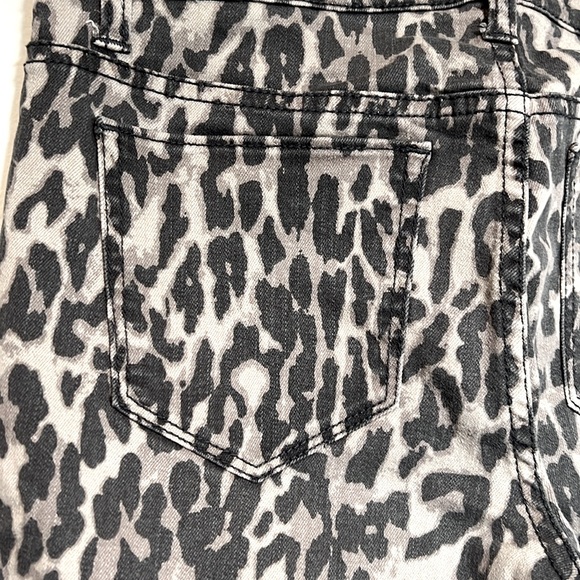 Leopard print jeans, size 27 - Picture 6 of 10